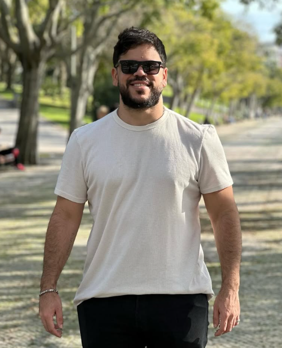 Lucas Lara sorrindo, foto de perfil profissional
